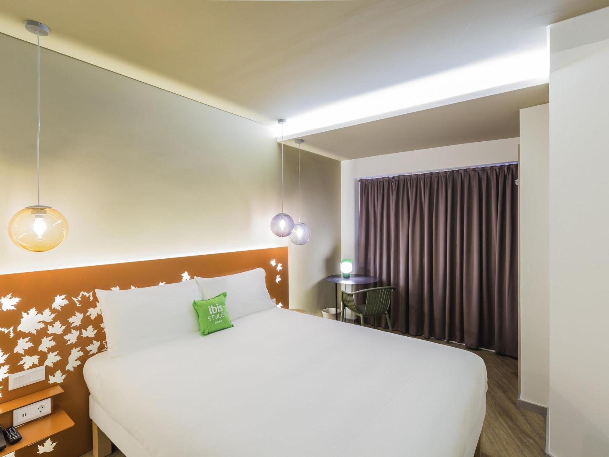 Superior Room with One Queen Bed and One Single Bed,1705553076:JPEG